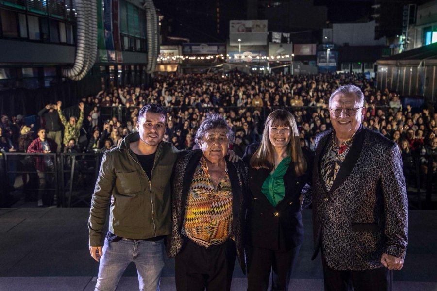 Los Palmeras junto a la ministra de Cultura de la provincia, Susana Rueda.