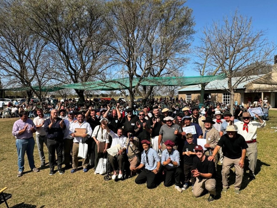 El legislador junto a los responsables de la realizaci&oacute;n.