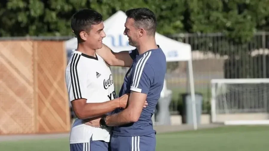 Lionel Scaloni y Paulo Dybala en un entrenamiento de la Selección argentina.