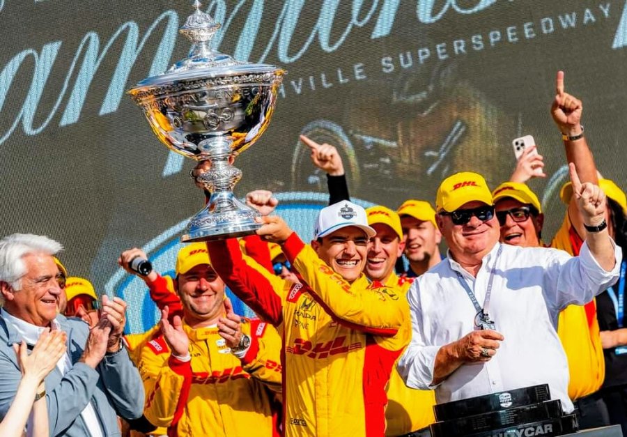 El español Alex Palou festeja con el trofeo y su equipo en el circuito de Nashville.