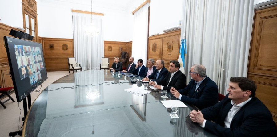 Francos y Caputto durante la reuni&oacute;n con los gobernadores.