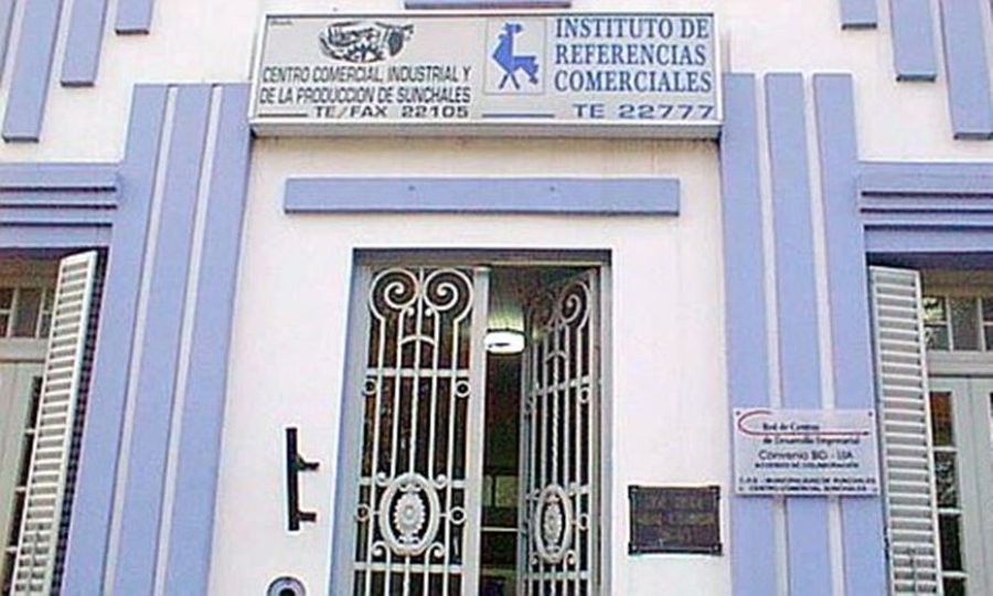 El acceso al Centro Comercial, Industrial y de la Producción de Sunchales.