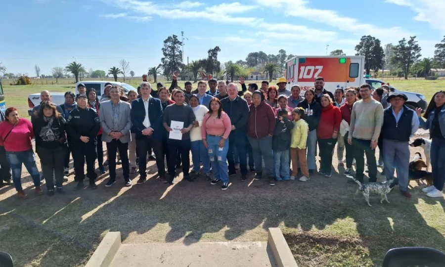 Ciudadanos de Villa Saralegui junto a las autoridades.