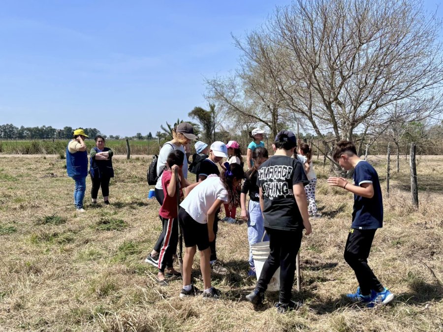 Alumnos y docentes durante la recorrida.