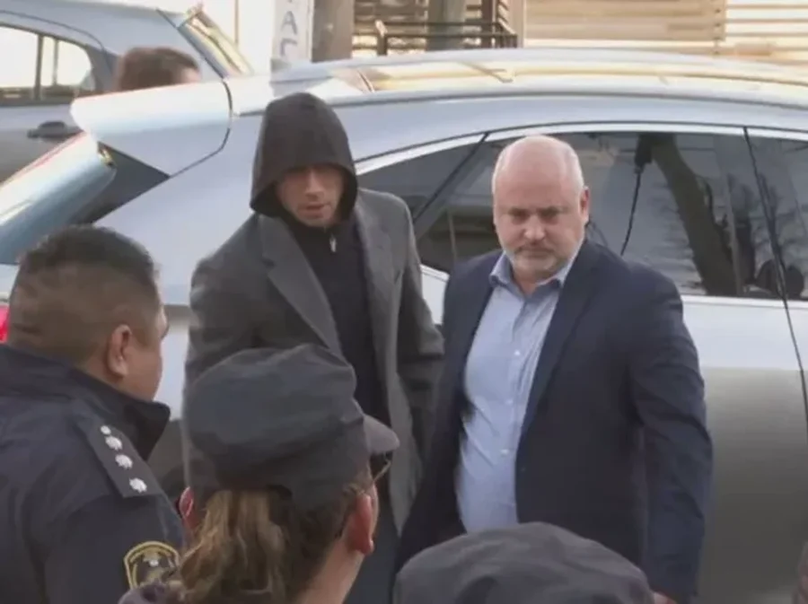 Así llegó Gonzalo Montiel para realizarse las pericias psicológicas.