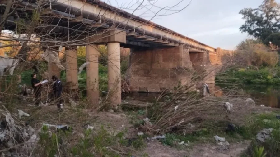 Murió un hombre que cayó de un puente ferroviario sobre el arroyo Saladillo en Rosario.