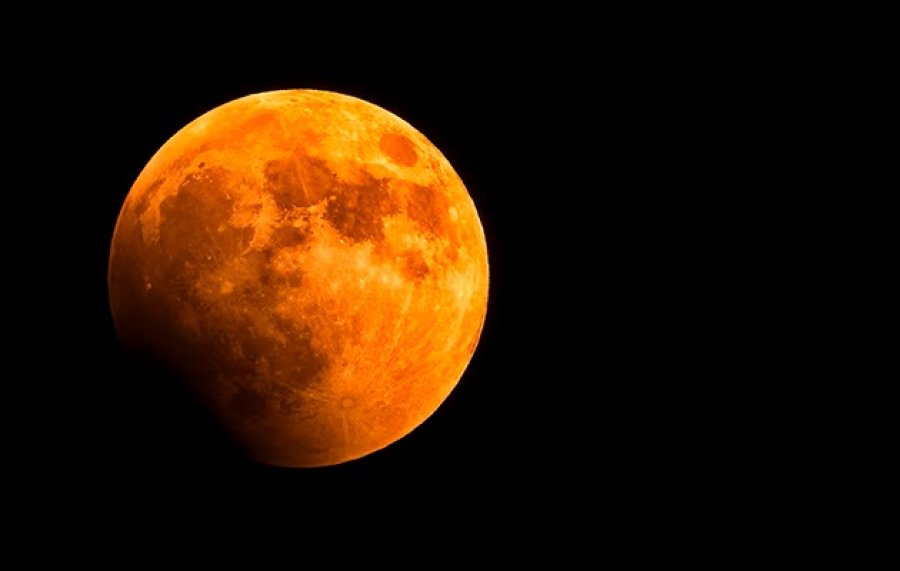 DOS EVENTOS COSMICOS. Esta noche podremos ver una SuperLuna y un eclipse lunar parcial casi al mismo tiempo en todo el territorio nacional.