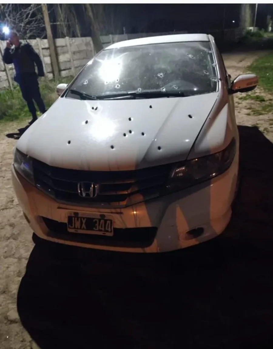 El Honda City blanco ametrallado en el que viajaba el sicario narco paraguayo Luis Osorio Parodi.