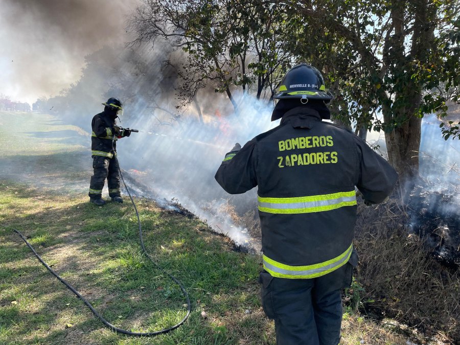 En una hora de trabajo la dotación resolvió el problema suscitado en el barrio mencionado.