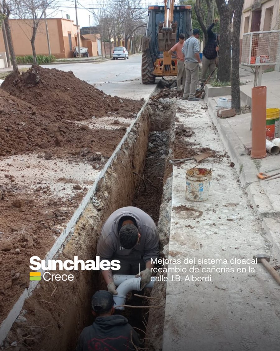 Cuadrillas de obreros municipales est&aacute;n trabajando en la obra.