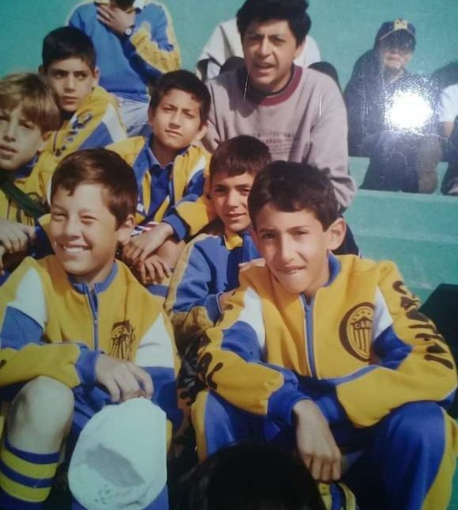 HERMOSO RECUERDO. Fideo a los 10 años en la tribuna con sus compañeros de equipo.