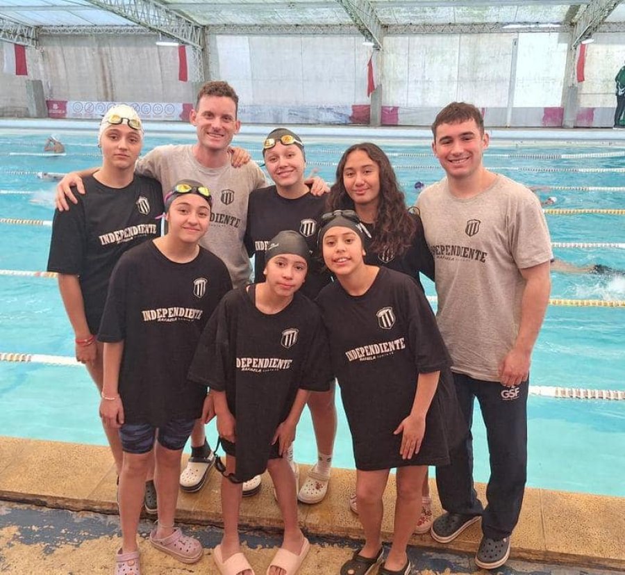 EN SANTA FE. La delegación rafaelina en la pileta de Unión.