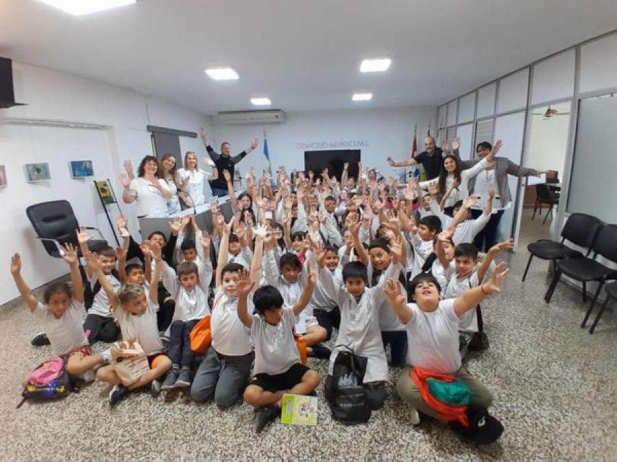 La delegación junto a los ediles.