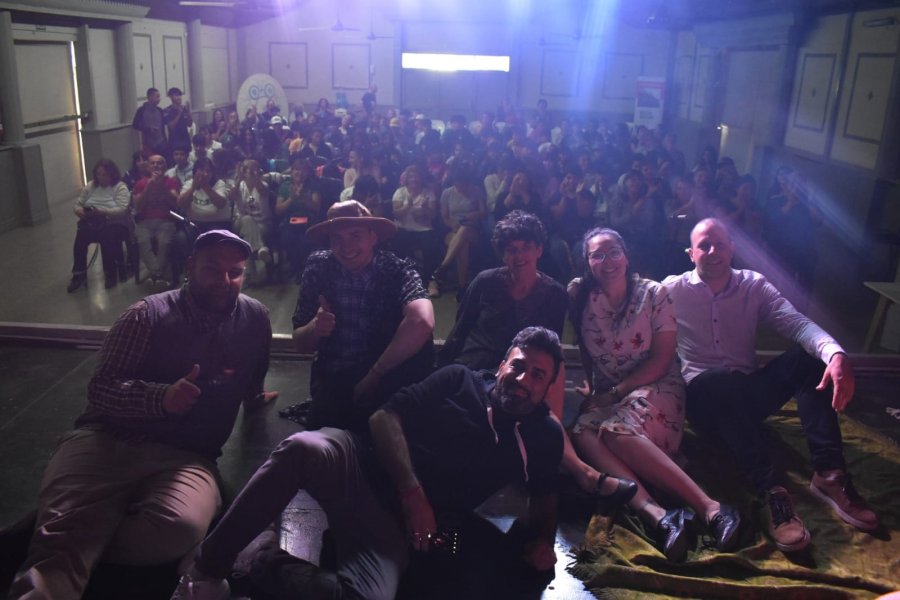 El elenco con el público de fondo.