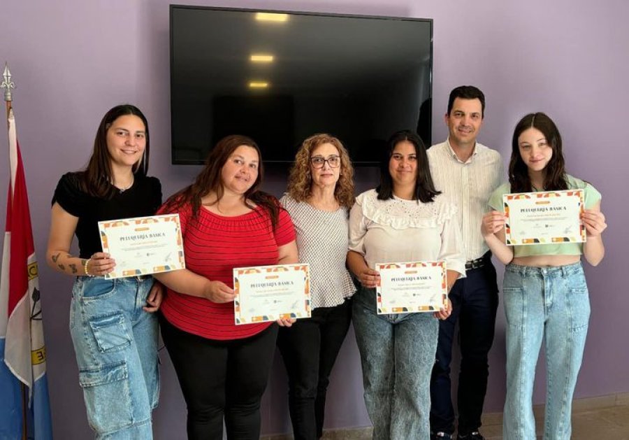 El jefe comunal junto a las humbertinas que se capacitaron.