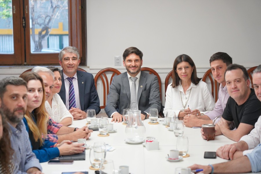 Pullaro y Bastia junto a legisladores provinciales del socialismo. (<a href="mailto:X@CLARAGARC&Iacute;A" target="_blank" rel="noopener">X@CLARAGARC&Iacute;A</a>)