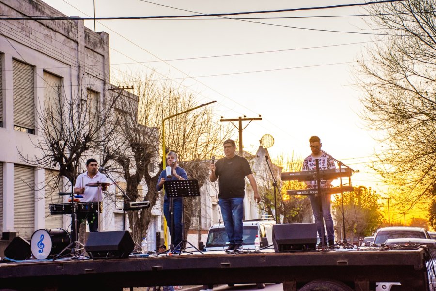 La Diferencia con Marcelo y Rub&eacute;n en pleno recital.