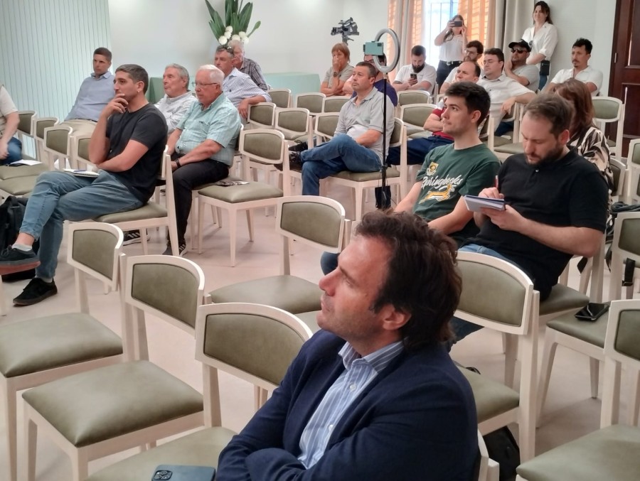 PÚBLICO. El SUM de la Rural recibió a productores y dirigentes ávidos de información.