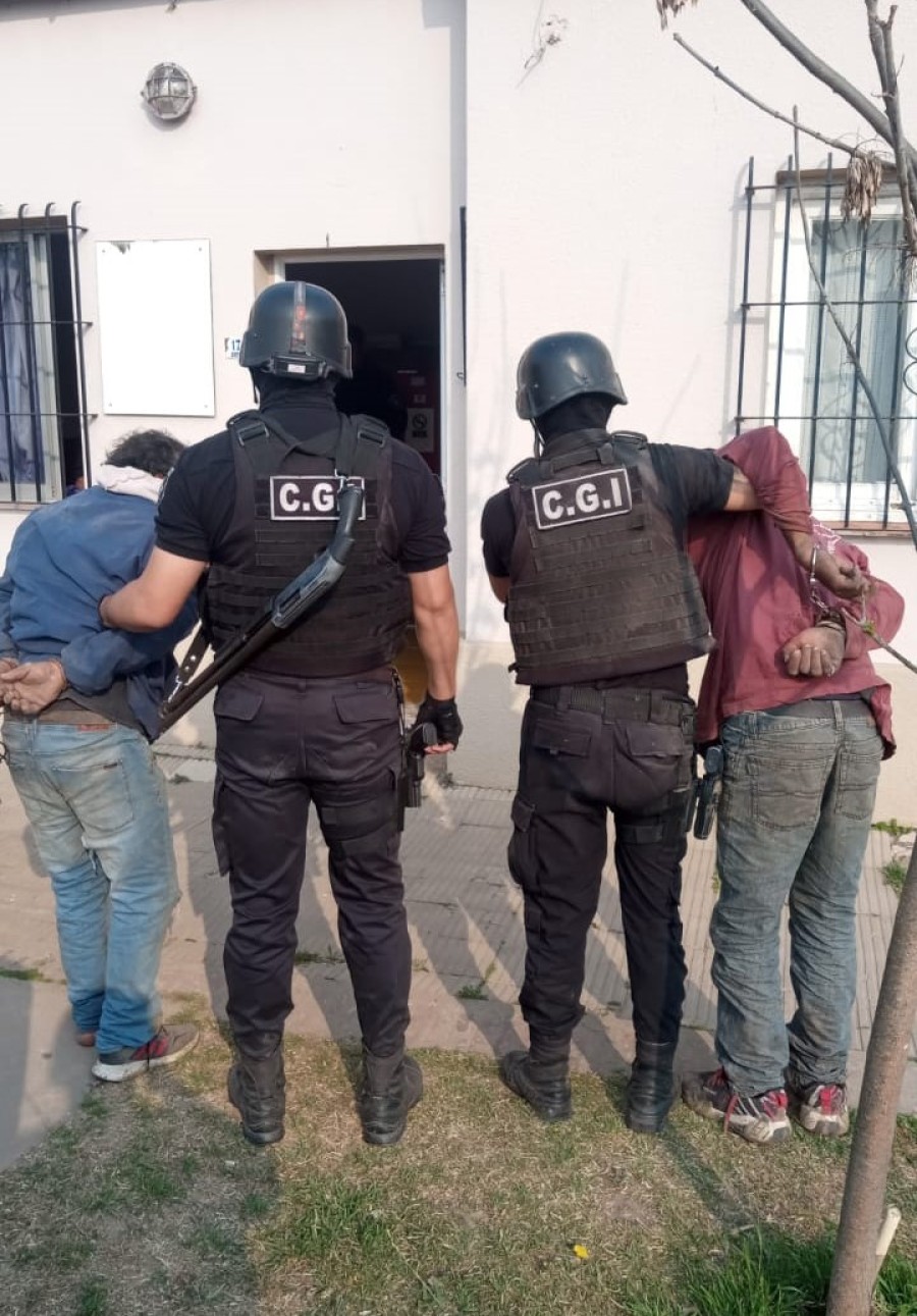 DOS DE LOS ARRESTADOS. El Cuerpo Guardia de Infantería arrestó a dos hombres de 45 y 34 años que se encontraban ocultos en un monte de la zona.