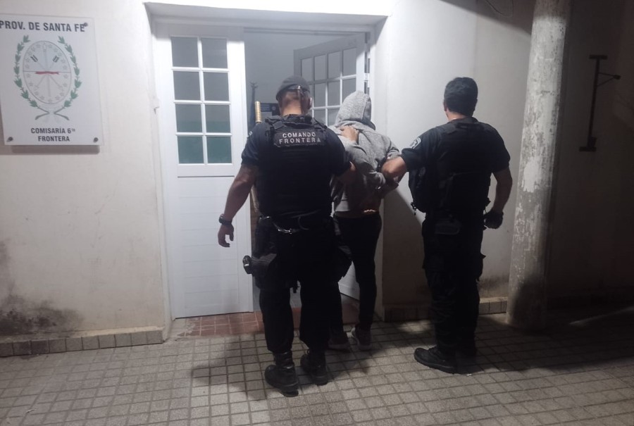 EN LA COMISARIA 6ª. Personal policial detuvo a un sujeto que ingresó a la casa ajena y dejó drogas en el baño.