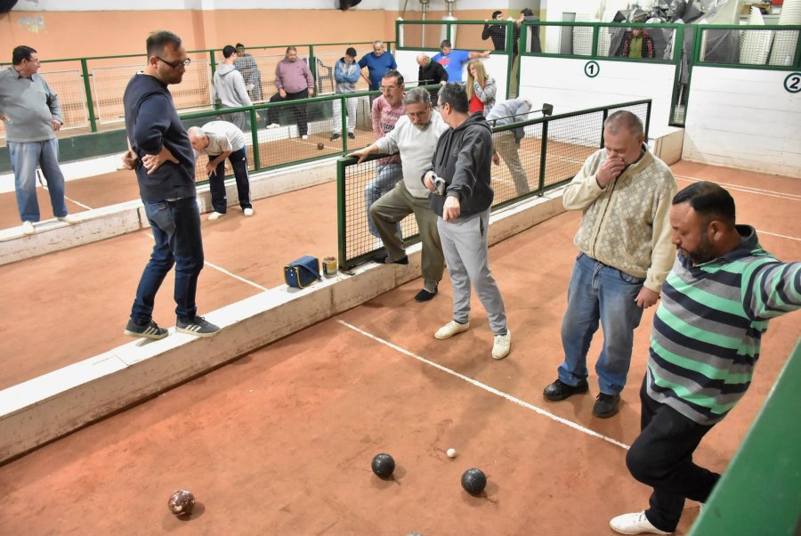 TORNEOS. Los jugadores en la cancha, muy entretenidos entre bocha y bocha.