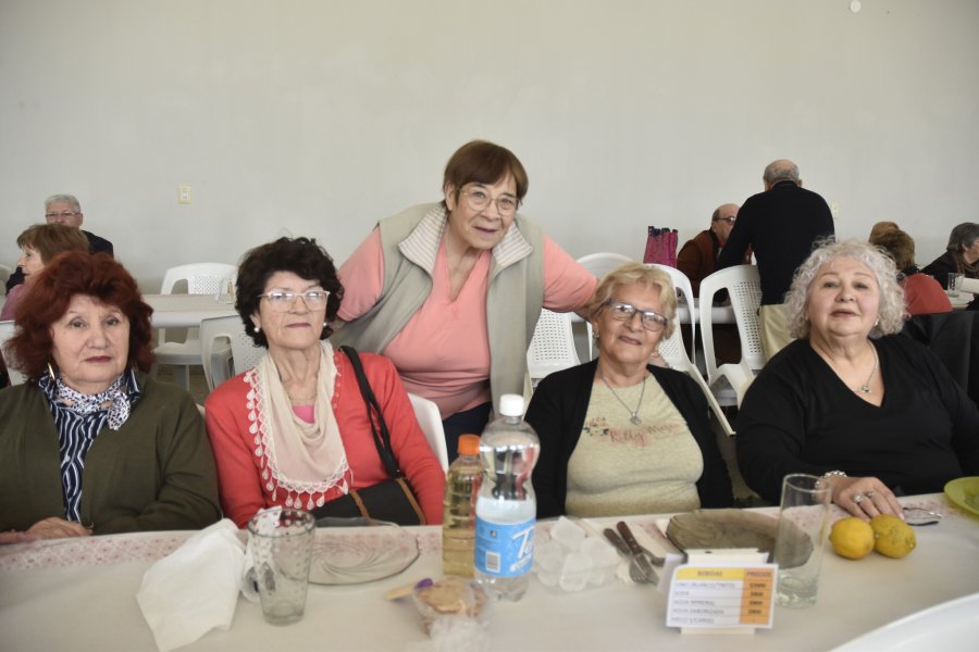 FIESTA. Los empleados de comercio de jubilados compartieron un almuerzo y bingo el domingo pasado