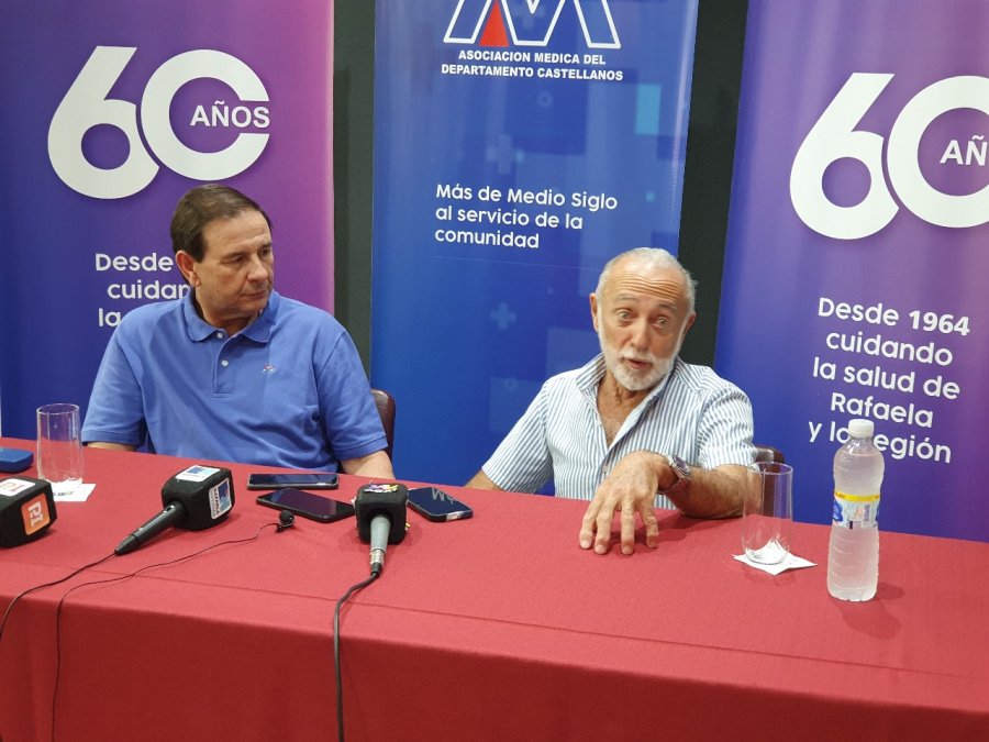 M&Eacute;DICOS. Alfredo Miroli brind&oacute; una conferencia de prensa en la previa a su charla junto al presidente de la Asociaci&oacute;n M&eacute;dica, Daniel Marfortt.