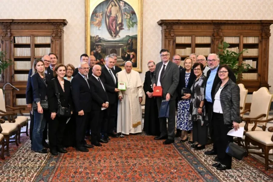 El Papa Francisco junto con los miembros de "Pasqua Together 2025&rdquo; esta ma&ntilde;ana .