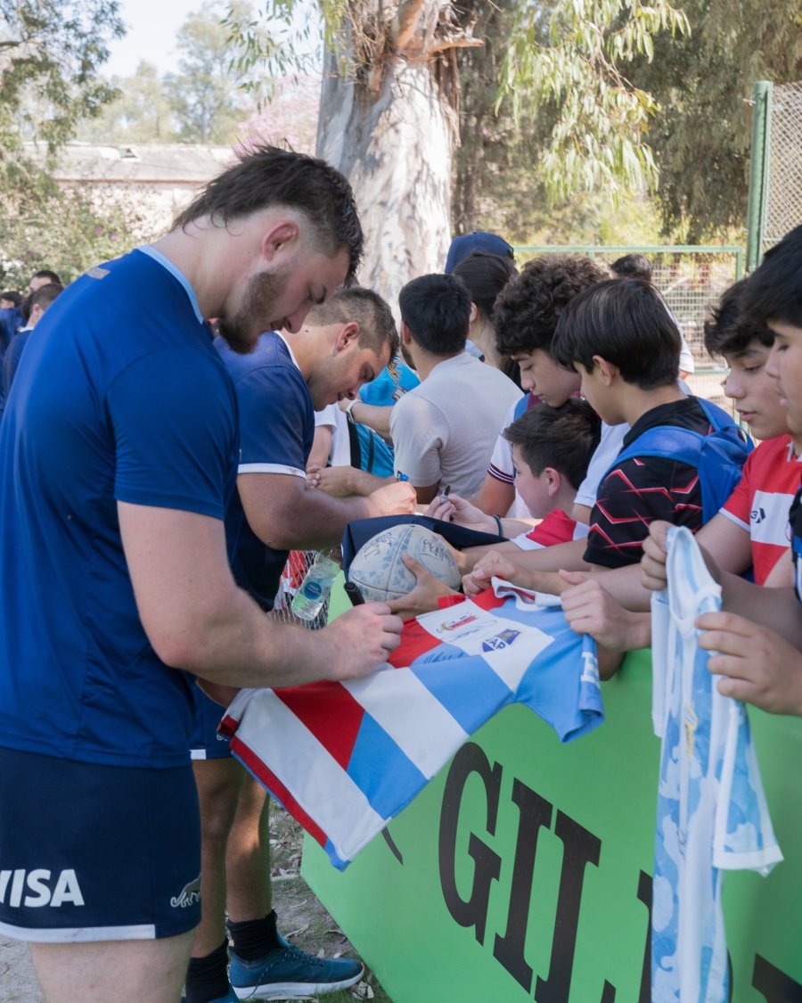 FIRMANDO AUTOGRAFOS. Recibieron el afecto del público.