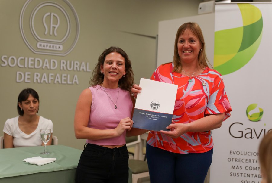 La diputada Gisel Mahmud al entregar la Declaraci&oacute;n de Inter&eacute;s Provincial al Grupo Gama.