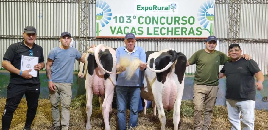El personal de la Caba&ntilde;a La Luisa con las dos vacas que participaron del Concurso lechero.