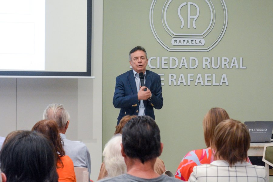 Daniel Artana durante su disertaci&oacute;n en la ExpoRural de Rafaela.
