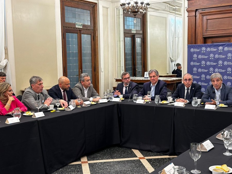 Puccini, Olivares y Pablo Javkin junto al ministro Caputo y empresarios santafesinos, en Rosario.