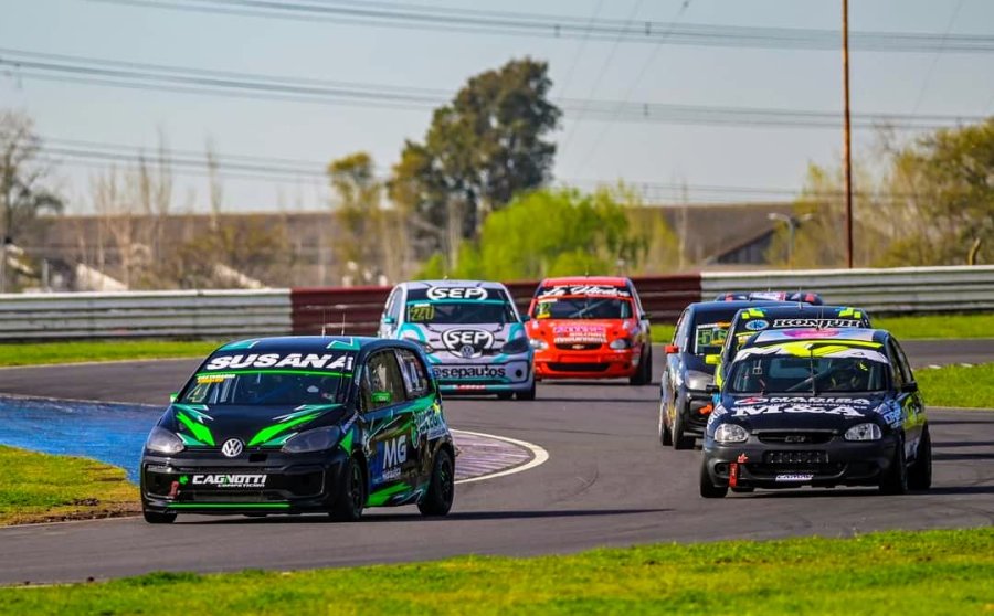 Jos&eacute; Luis Costamagna al frente con su VW Up en el aut&oacute;dromo de Buenos Aires.