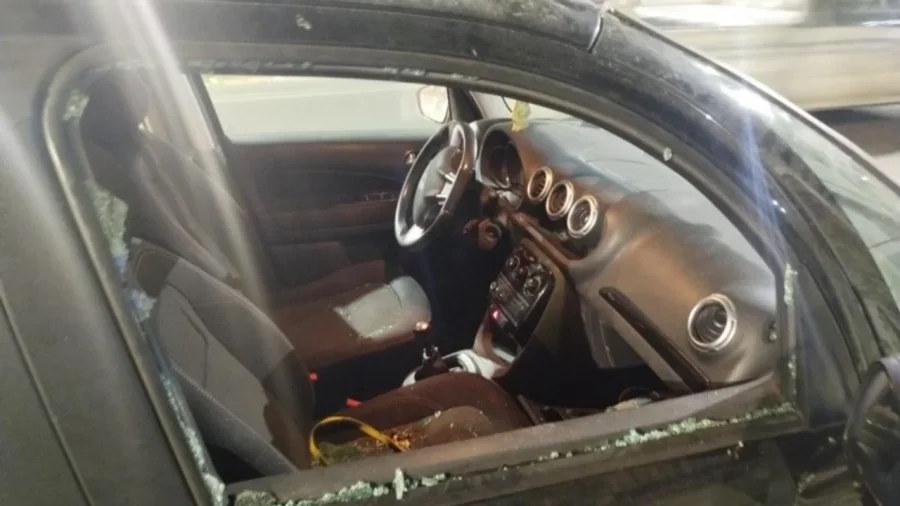 Así quedó el auto de la periodista luego del robo.