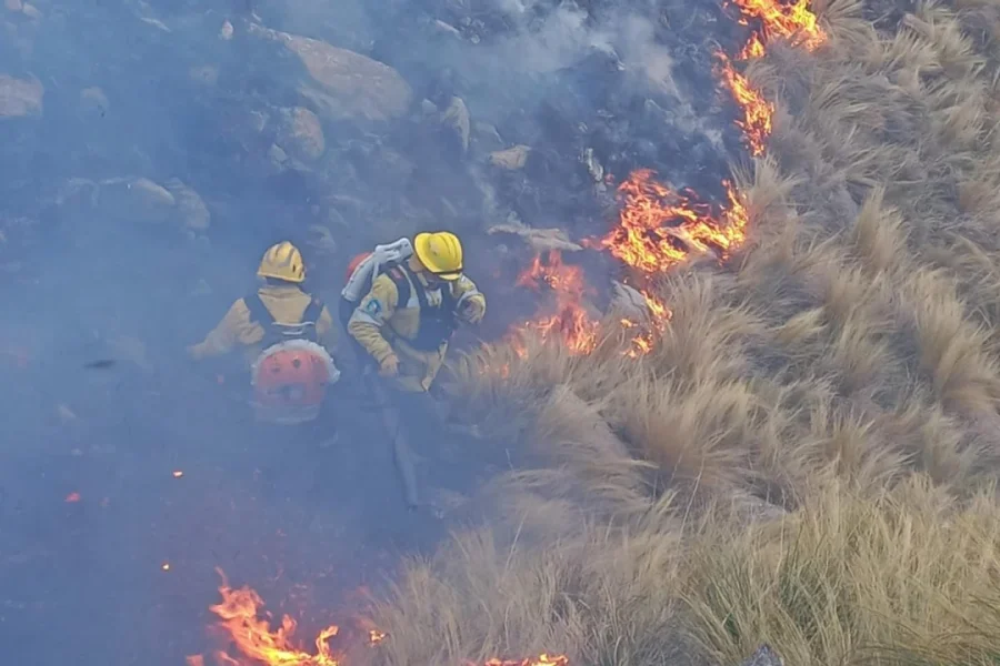 Bomberos combaten las llamas en la zona de Capilla del Monte, Córdoba.