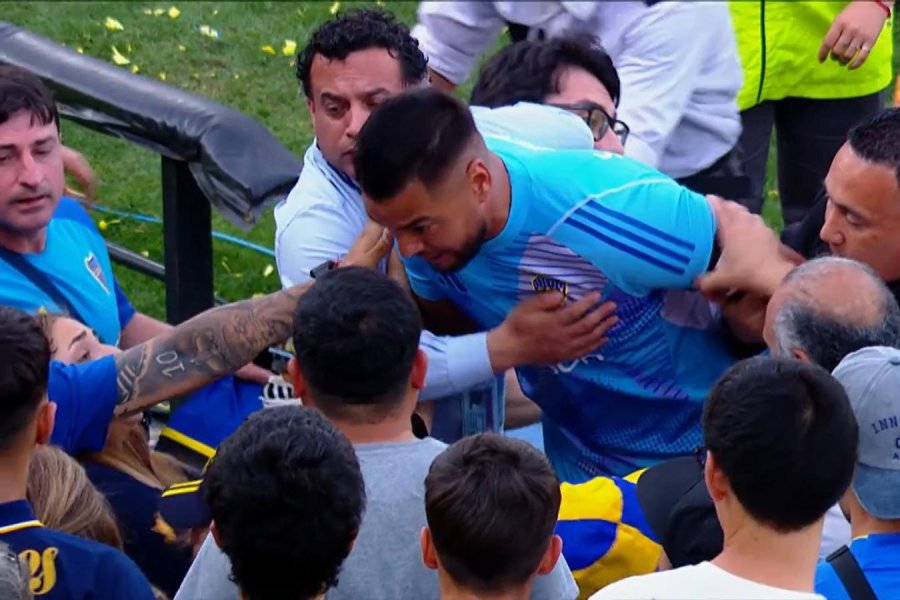 Chiquito Romero saltó a la platea y se peleó con los hinchas de Boca