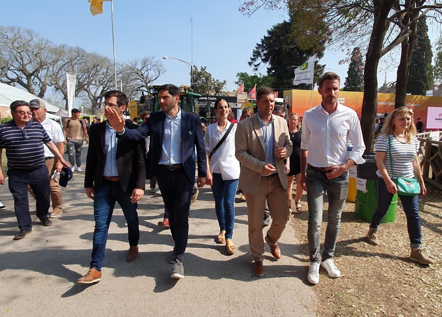 El gobernador Maximiliano Pullaro recorri&oacute; la muestra rural de Rafaela junto al presidente de la entidad, Leonardo Alassia y al intendente Leonardo Viotti, entre otros. (FOTO D. CAMUSSO)