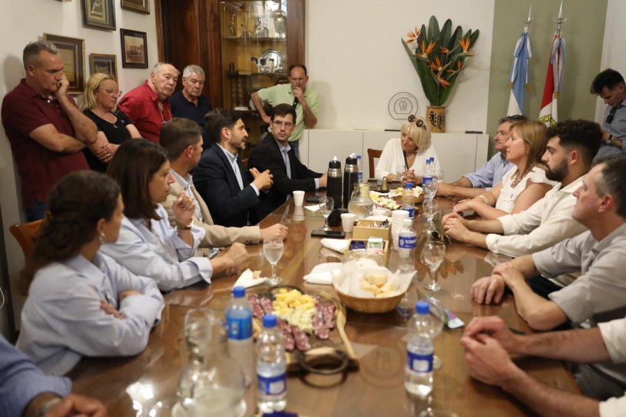 Pullaro en la oficina de Presidencia de la Sociedad Rural, en una reuni&oacute;n con los dirigentes de la entidad. (FOTO EXPORURAL)