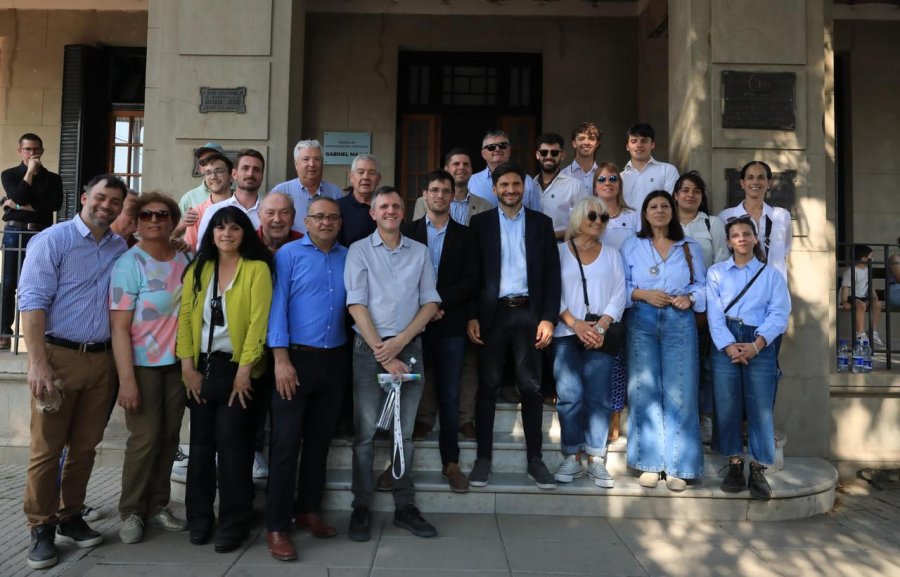 Pullaro junto a Viotti, concejales, diputados y dirigentes de Sociedad Rural. (FOTO EXPORURAL)