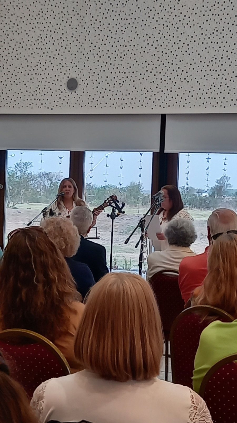 Las dos cantantes reconocidas, durante su actuaci&oacute;n.
