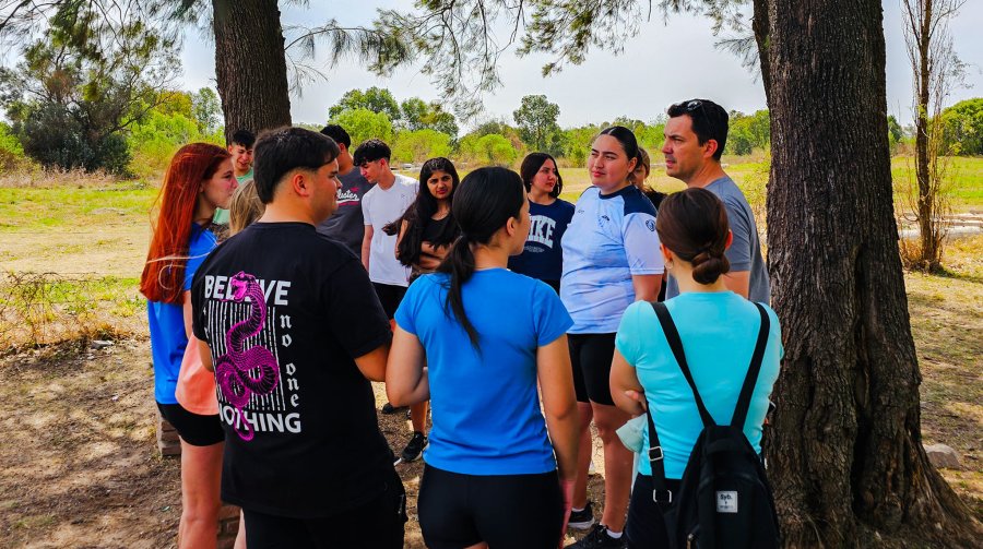 Un grupo de estudiantes dialogando con el jefe comunal.