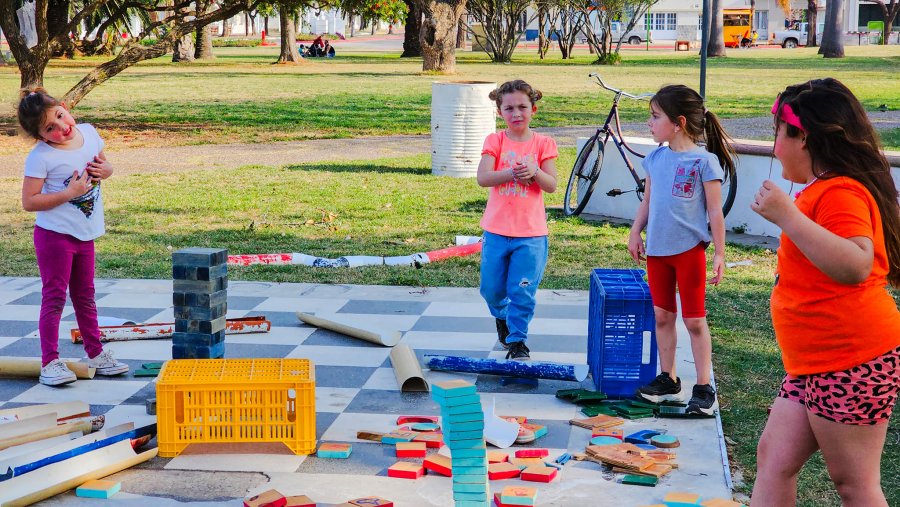Un grupo de ni&ntilde;as disfrutando la actividad al aire libre.