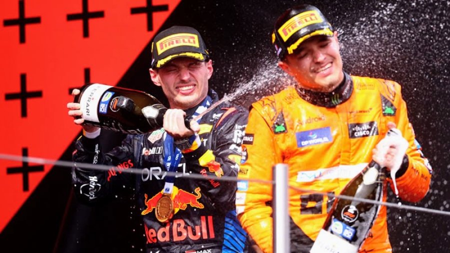 Max Verstappen y Lando Norris en el podio del Gran Premio de Singapur.