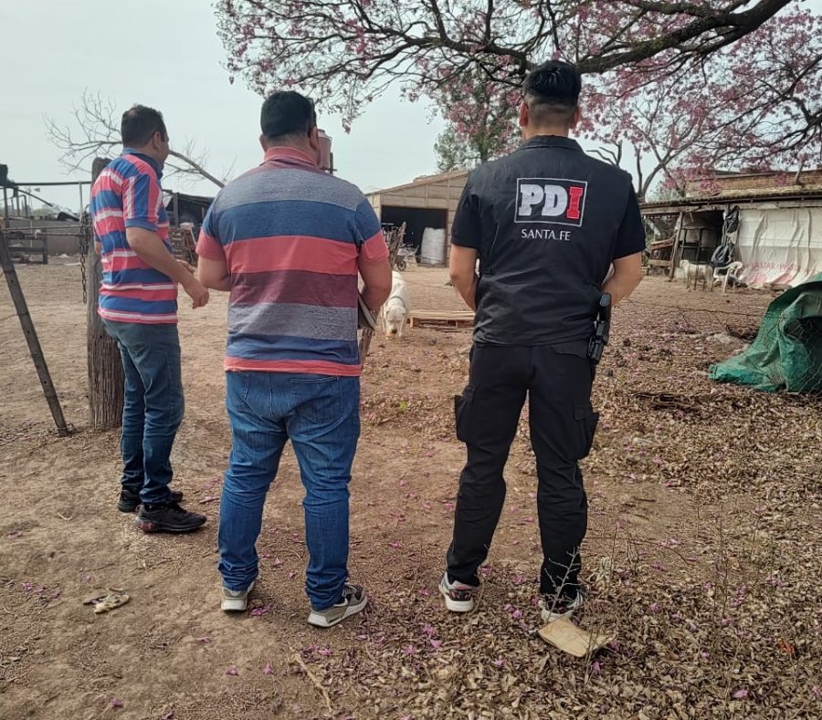 Personal de Complejas 5 de PDI Rafaela junto a pares de Esperanza recuperaron el teléfono en zona suburbana de la cabecera de Las Colonias.