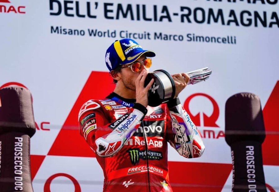 Enea Bastianini festeja en el podio la victoria n&uacute;mero 100 de Ducati.