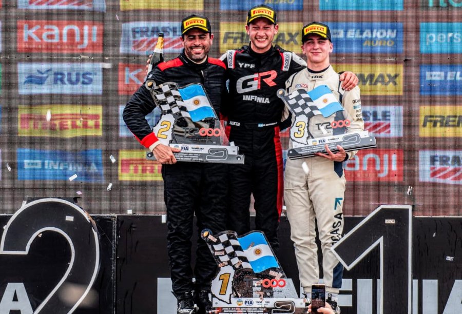 Gabriel Ponce de Le&oacute;n, Marcelo Ciarrocchi y Tiago Pern&iacute;a en el podio de la Carrera 2.