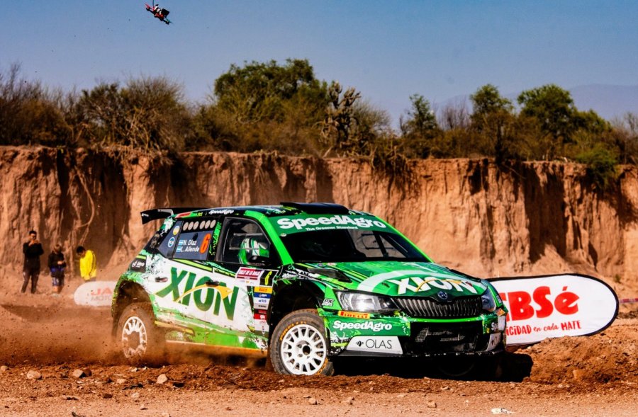 Nicol&aacute;s D&iacute;az y Luis Allende con el Skoda Fabia en la regi&oacute;n de Talampaya.