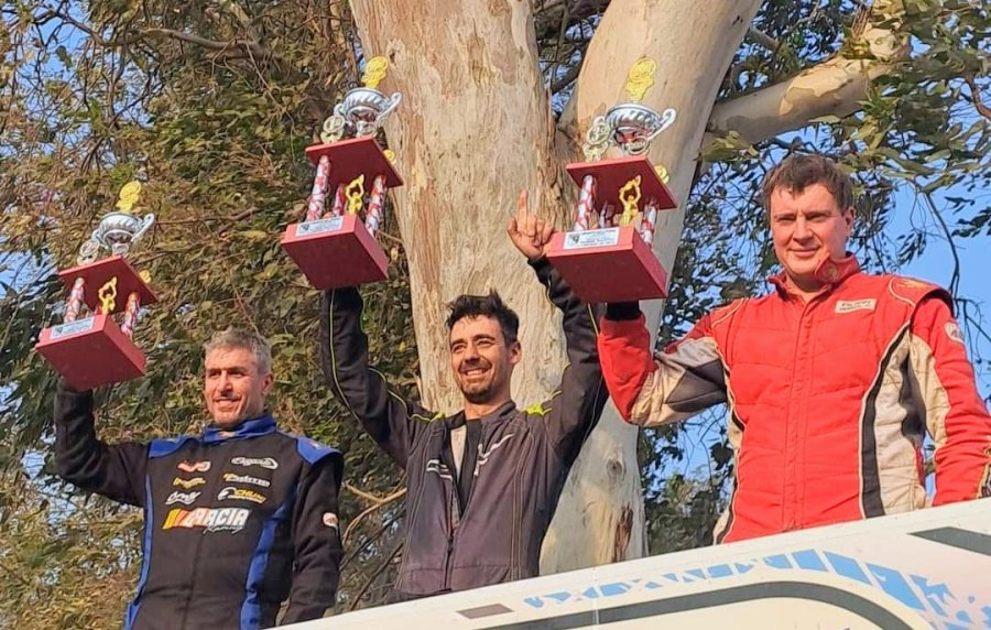 Mariano Garc&iacute;a (2&deg;), Ezequiel Valentini (1&deg;) y Hern&aacute;n Filippi (3&deg;) en el podio de Vila.