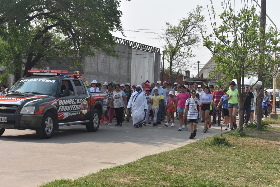 Los fieles acompa&ntilde;aron la marcha de la santa patrona.